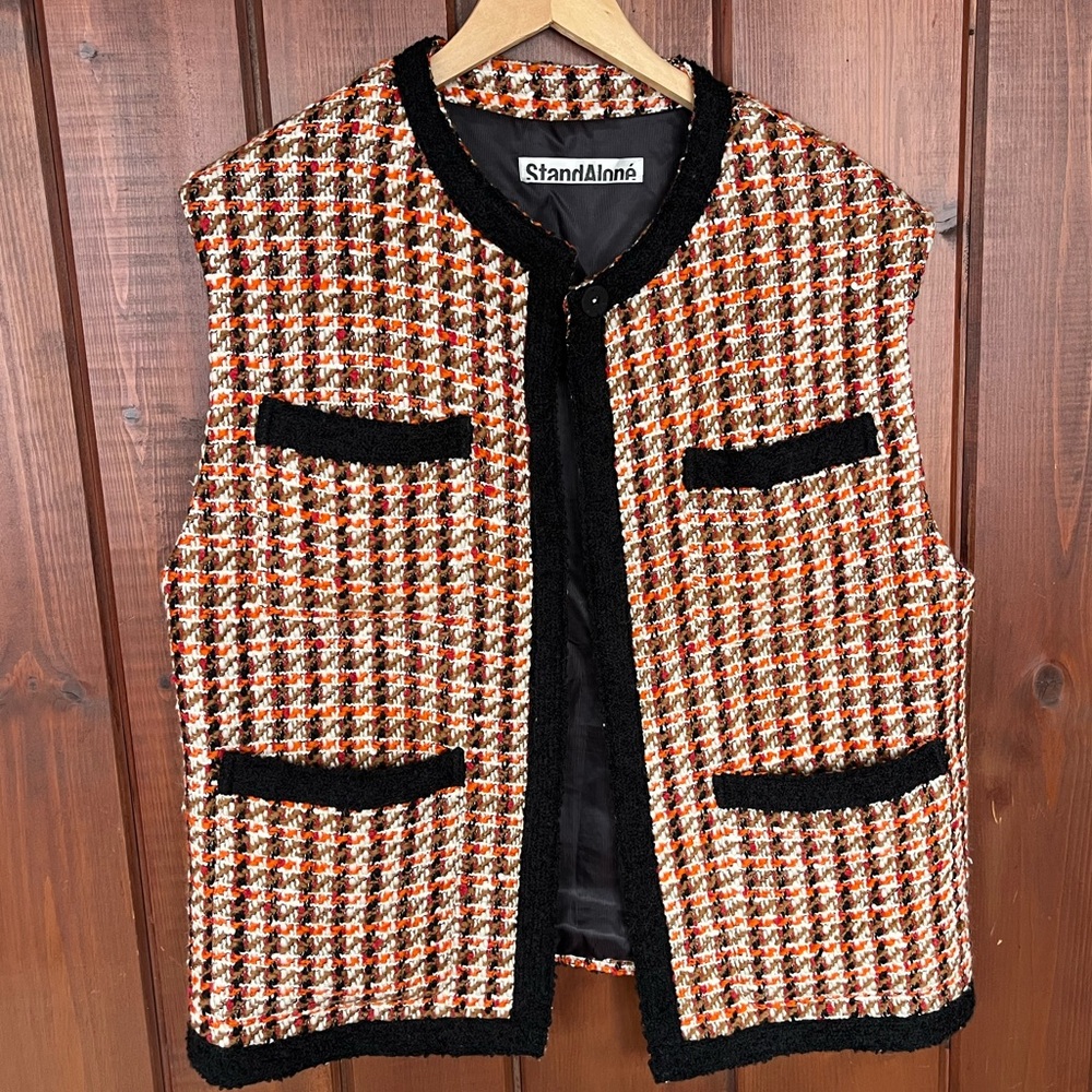 Stand aloné tweed vest. Size M